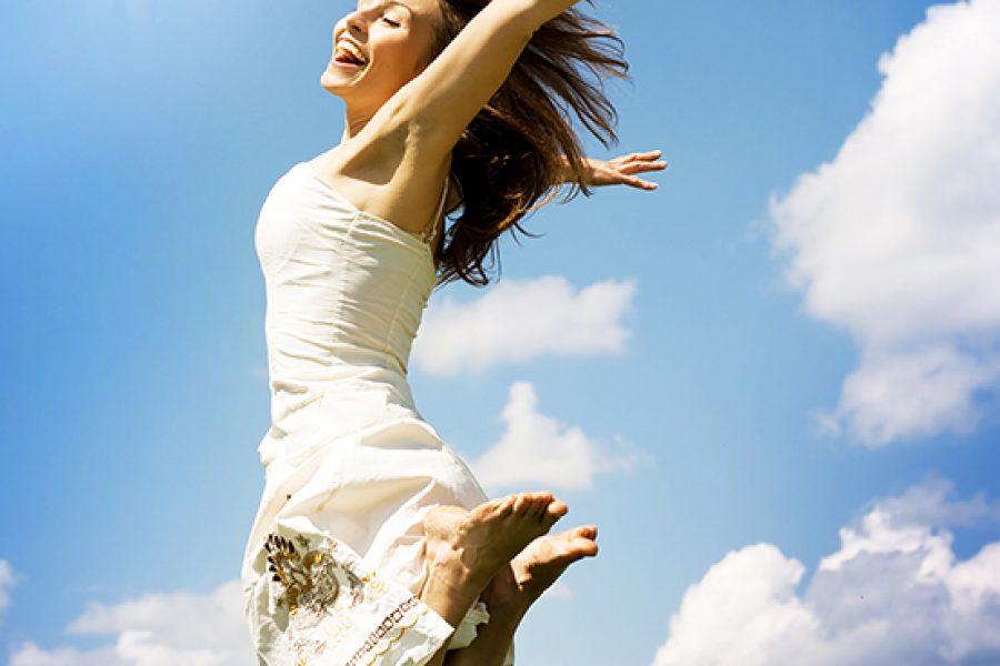 אישה שמחה קופצת לשמים