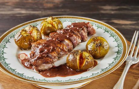 חזה ברווז עם תאנים אפויים ורוטב שוקולד