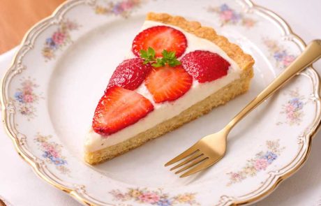 טארט תותים עם קציפת שקולד לבן