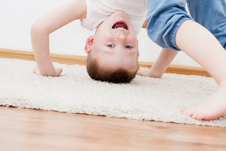 ילד על שטיח