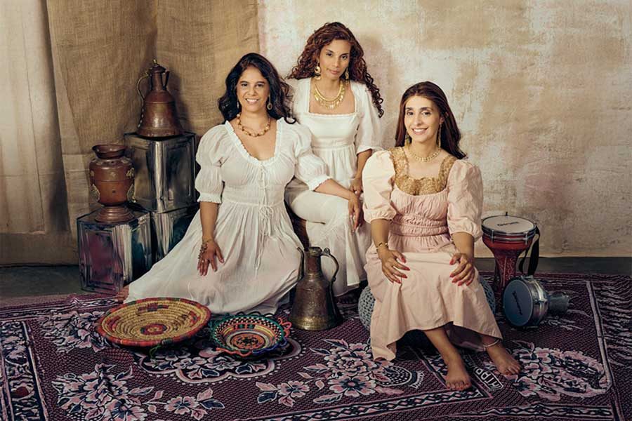 3 נשים תימניות יושבות על שטיח צילום שי קדם