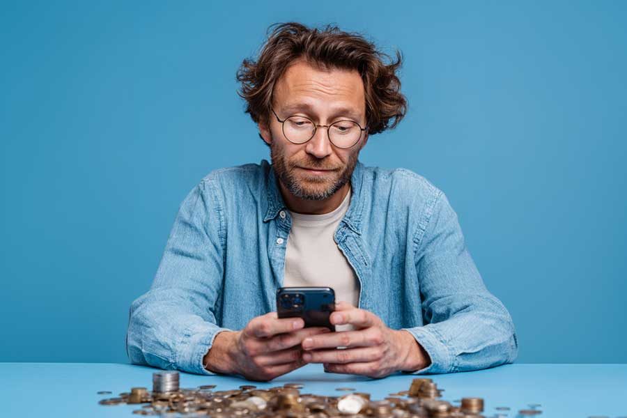 גבר מביט בטלפון סללורי