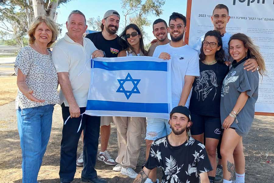 חבורת צעירים מחזיקה את דגל ישראל