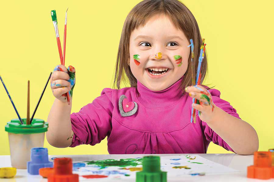 ילדה שמחה עם צבעים