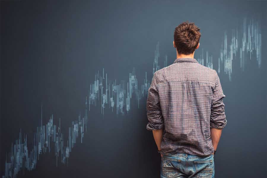 גבר מביט הלוח עם גרף שערי בורסה