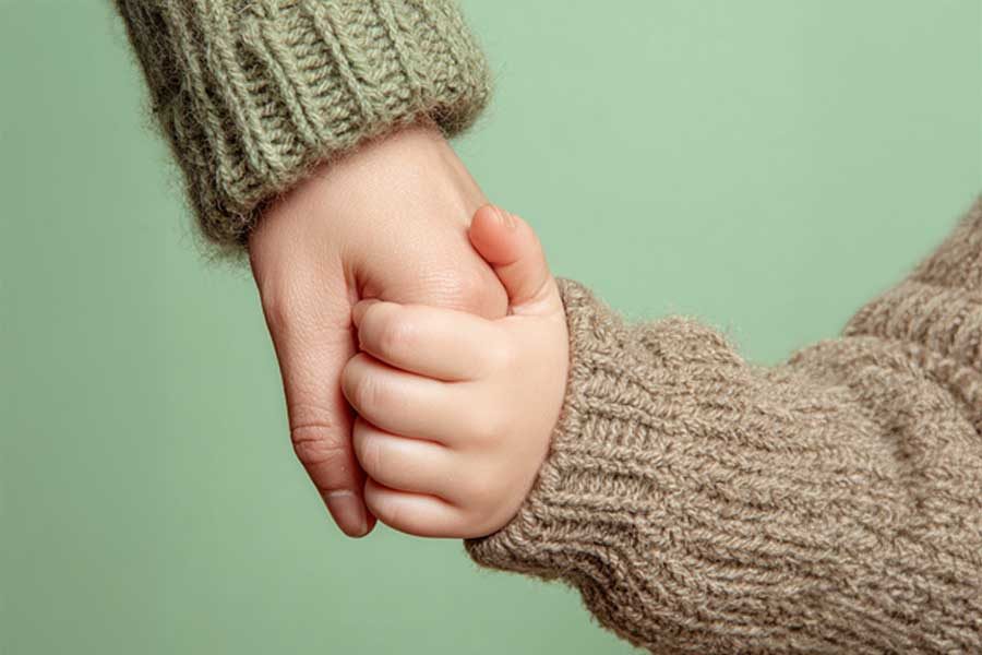 יד בוגרת מחזיקה יד ילד