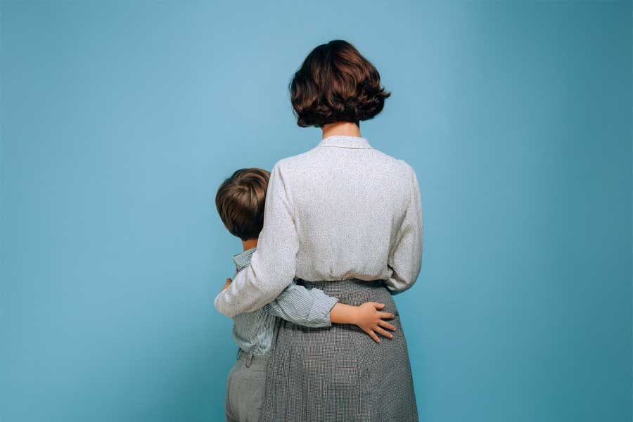 ילד ואישה מחובקים, צילום מאחור