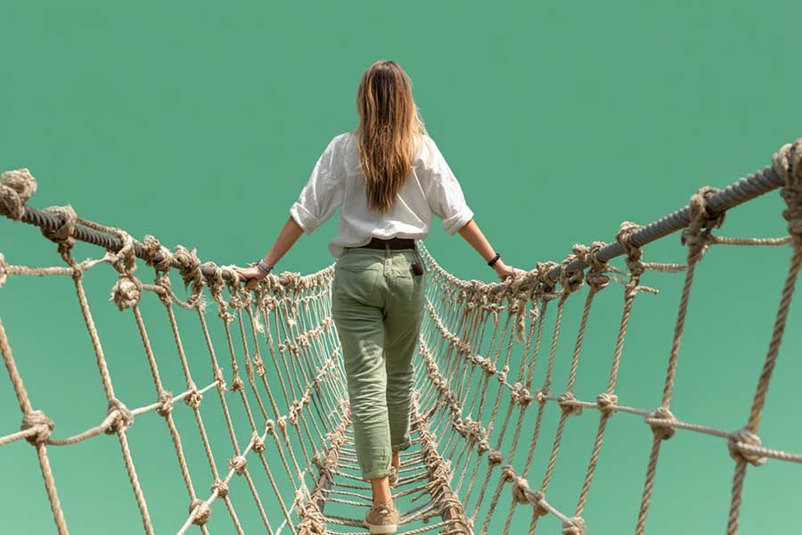 אישה צועדת על גשר מחבל אסתר אדלר