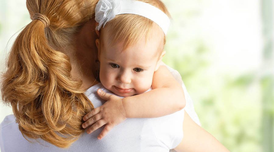 אמא מחבקת תינוקת