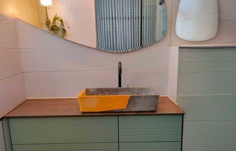 כיור שהוא סיפור שלם: עיצוב פנים בהשראת קינצוגי שמסמל חיבור, תיקון ותקווה