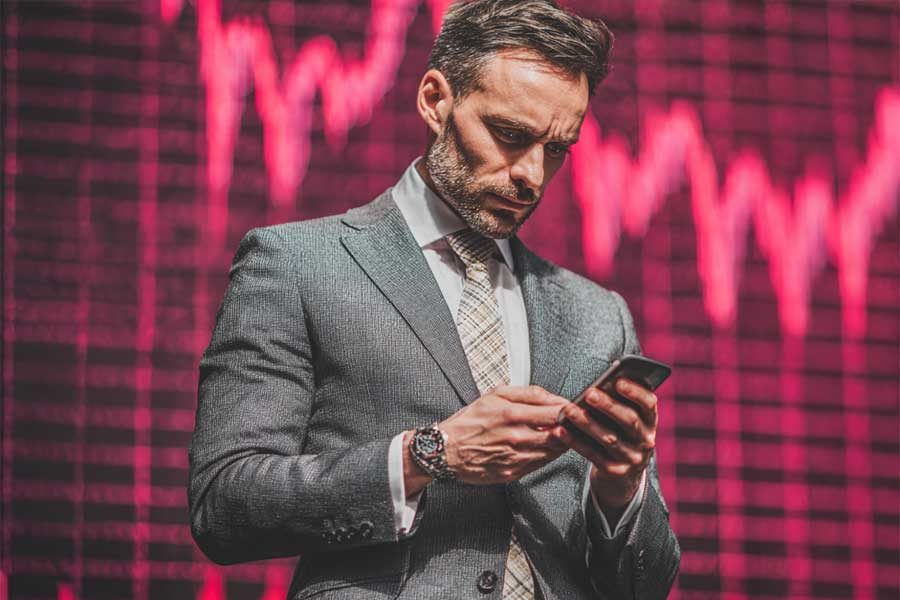 גבר בחליפה סוחר בבורסה