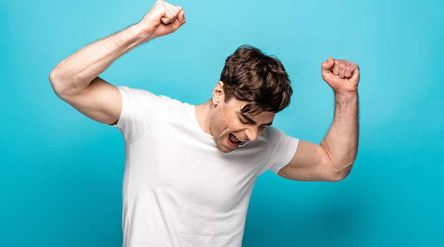 בחור מרים ידיים