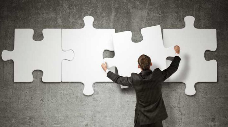איש עסקים מרכיב פאזל ענק