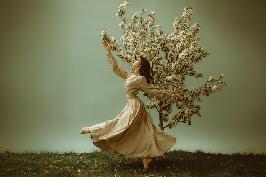 אישה רוקדת אסתר אדלר