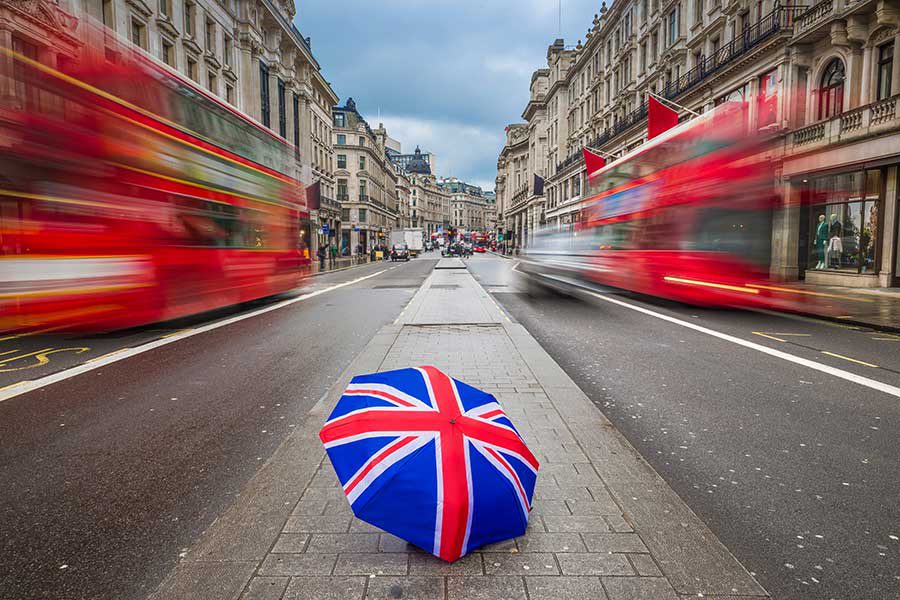 מטריה בצבעי דגל אנגליה על מדרכה