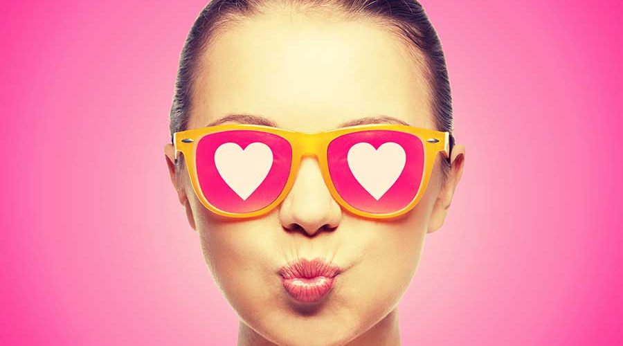 אישה במשקפי שמש בצורת לב
