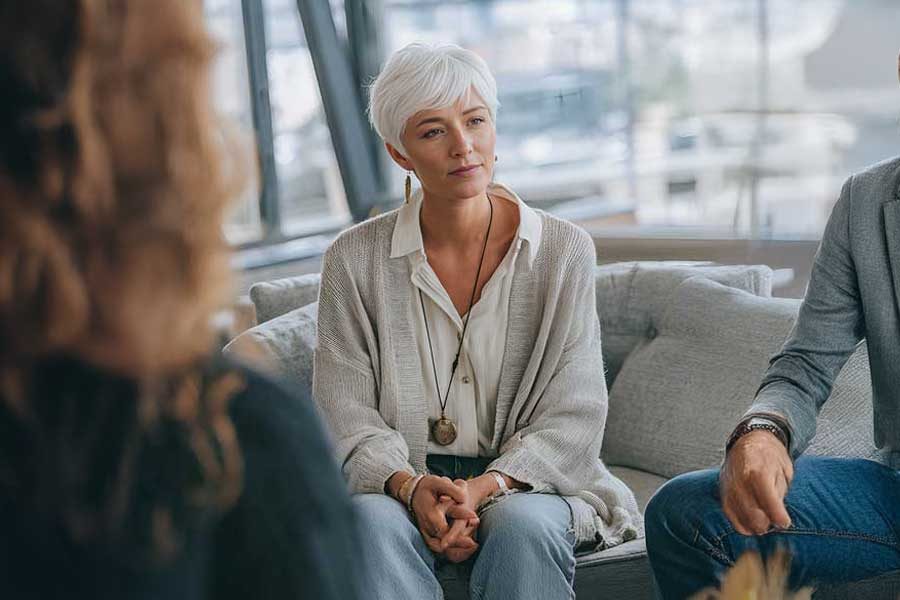 אישה מקשיבה - אבריל חילביץ