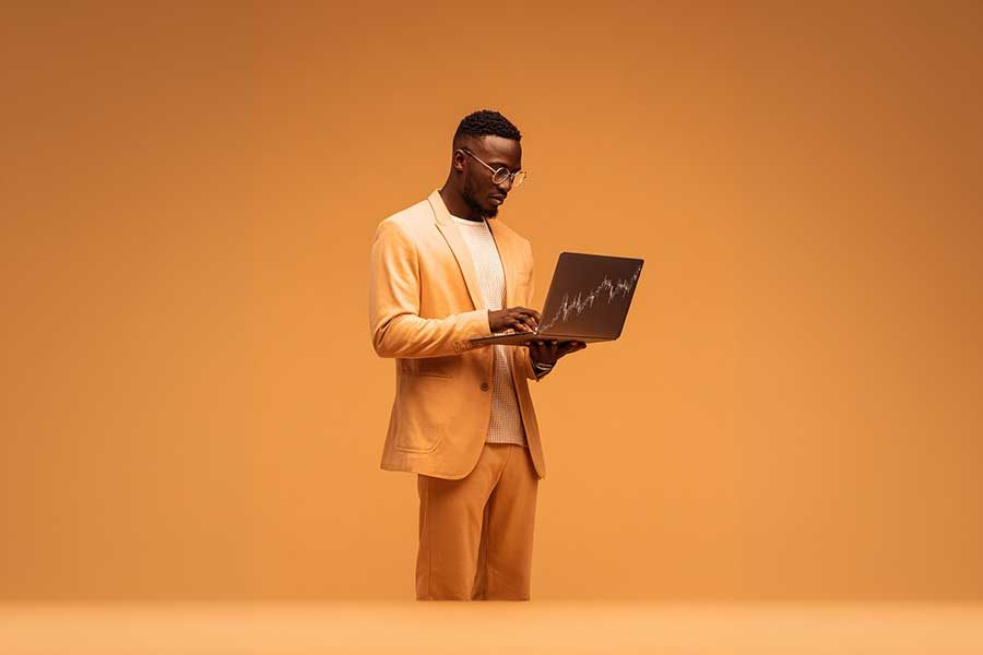 איש עסקים עם לפטופ ליאור יצחק