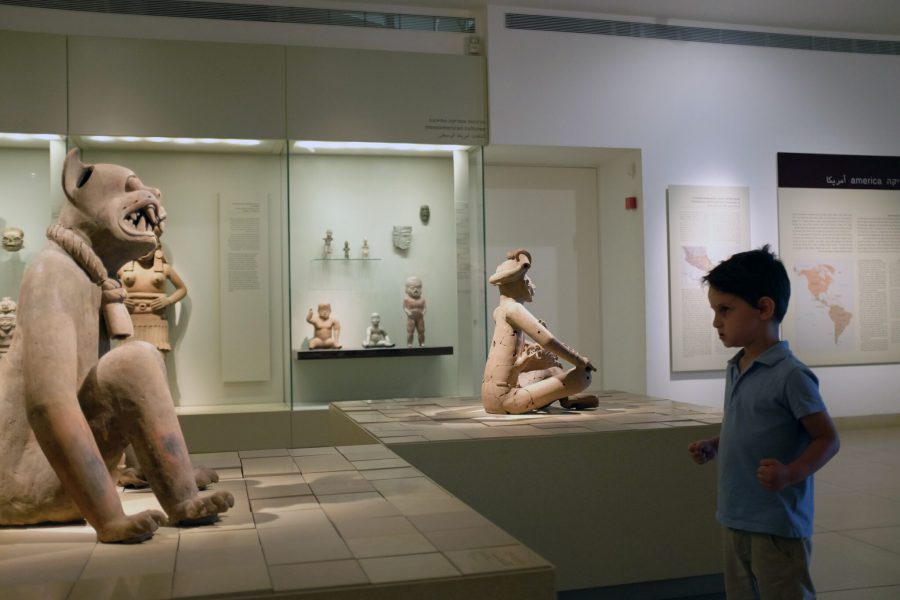 ילד מביט במוצג מוזיאון ירושלים