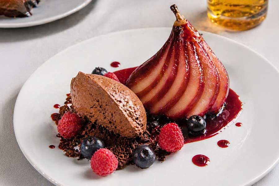 מוס שוקולד מריר עם אגסים ביין אירוח צרפתי יהודית לוטואק