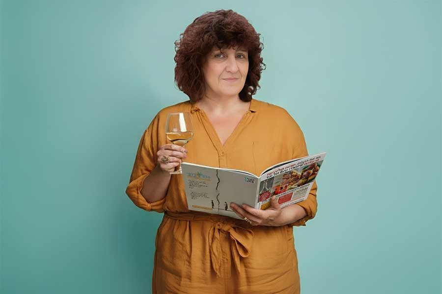 יהודית לוטואק מחזיקה מגזין מדור לדור