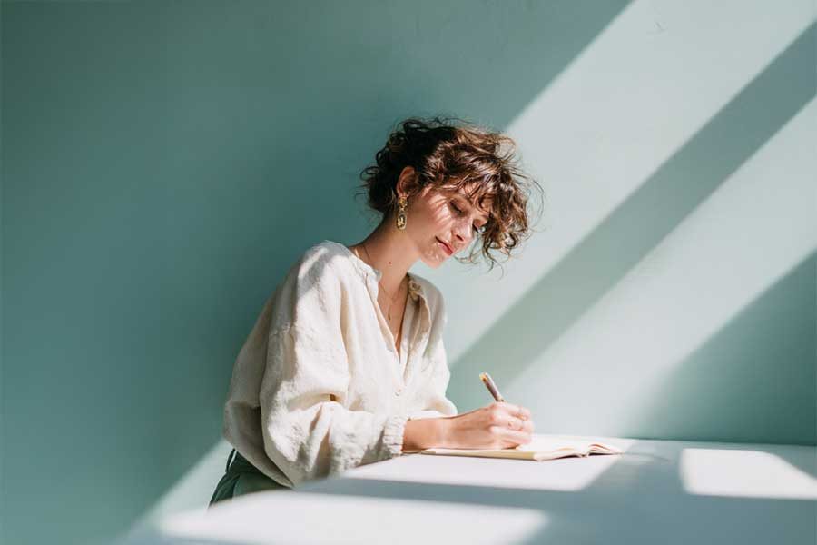 אישה כותבת זיוה זוהר