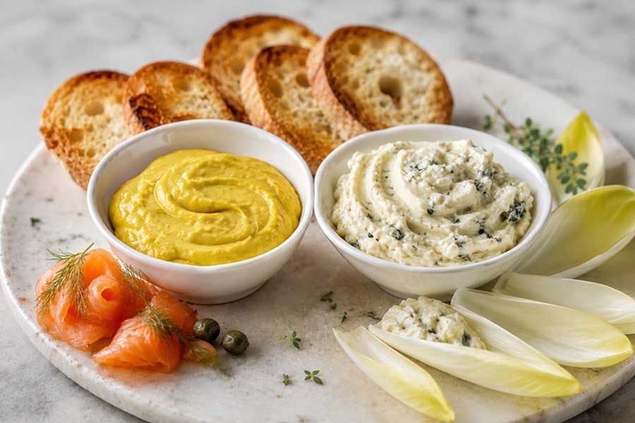 ממרח אבוקדו ורוקפור בצלחת - יהודית לוטואק