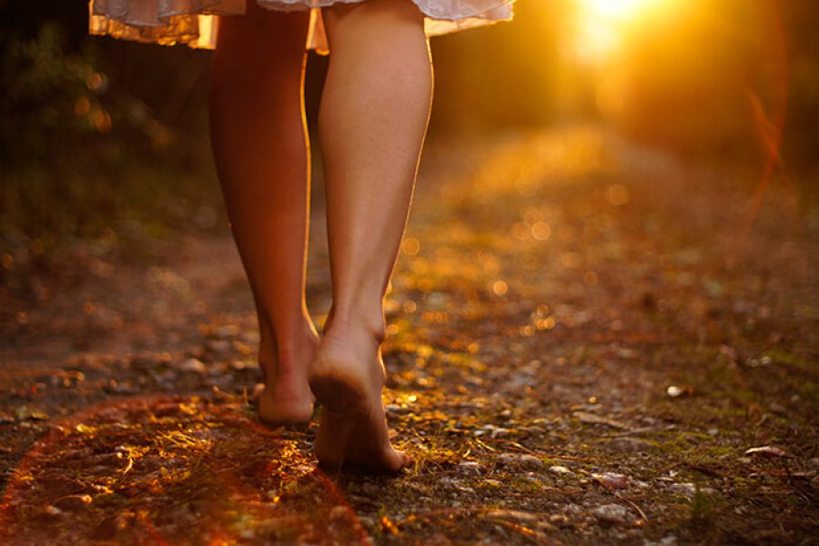 רגלי אישה יחפות בהליכה ביער