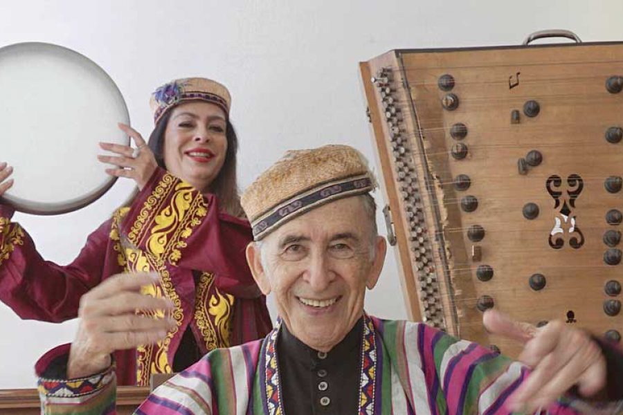 גבר ואישה בתלבושת בוכרית טיפוסית - מנגנים