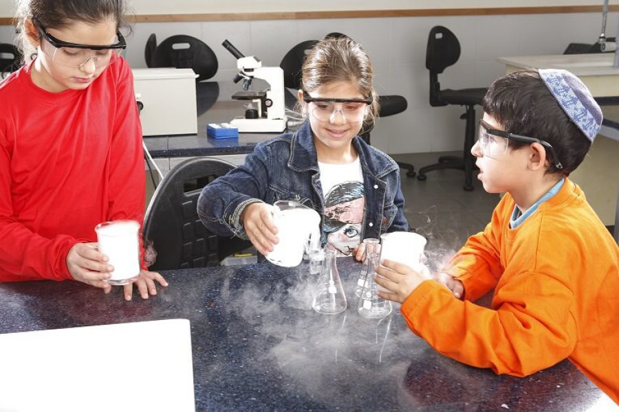 ילדים בפעילות מדעית