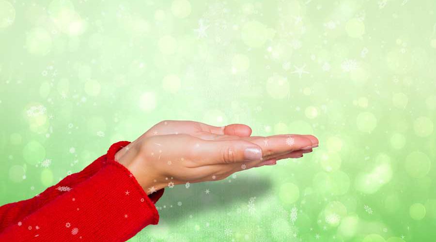 כפות ידיים פתוחות אוספות מים