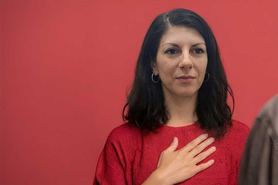 אישה עם יד על החזה