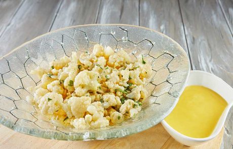 סלט כרובית עם חומץ בן יין ועשבי תיבול טריים