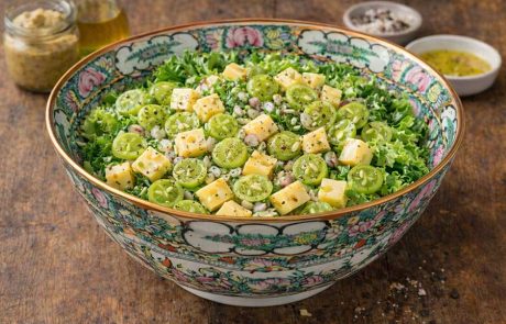 סלט ירוק עם ענבים וגבינת אמנטל