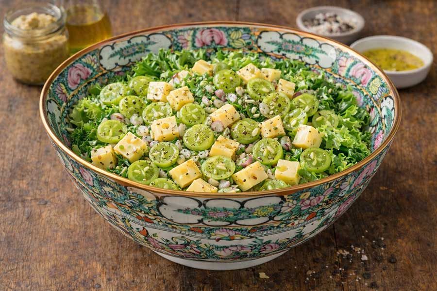 קערת סלט ירוק עם ענבים