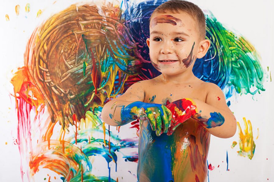 ילד משחק בצבעים