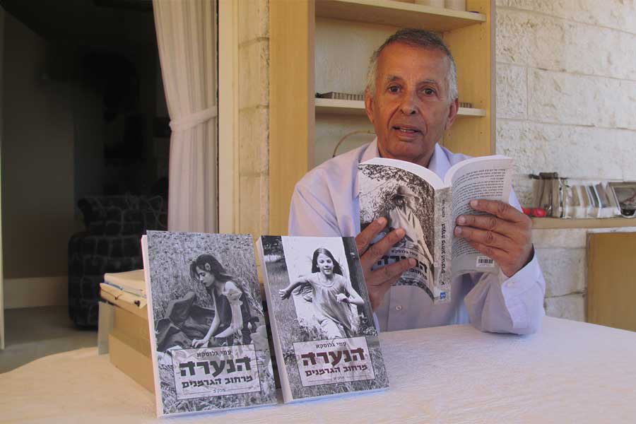 עמי גלוסקא עם שלושת הספרים צילם דודו יוגב