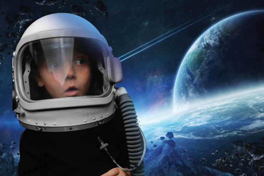 ילד עם קסדת אסטרונאוט ברקע הירח