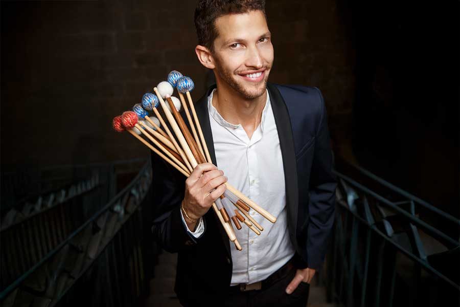 איש מחזיק מקלות