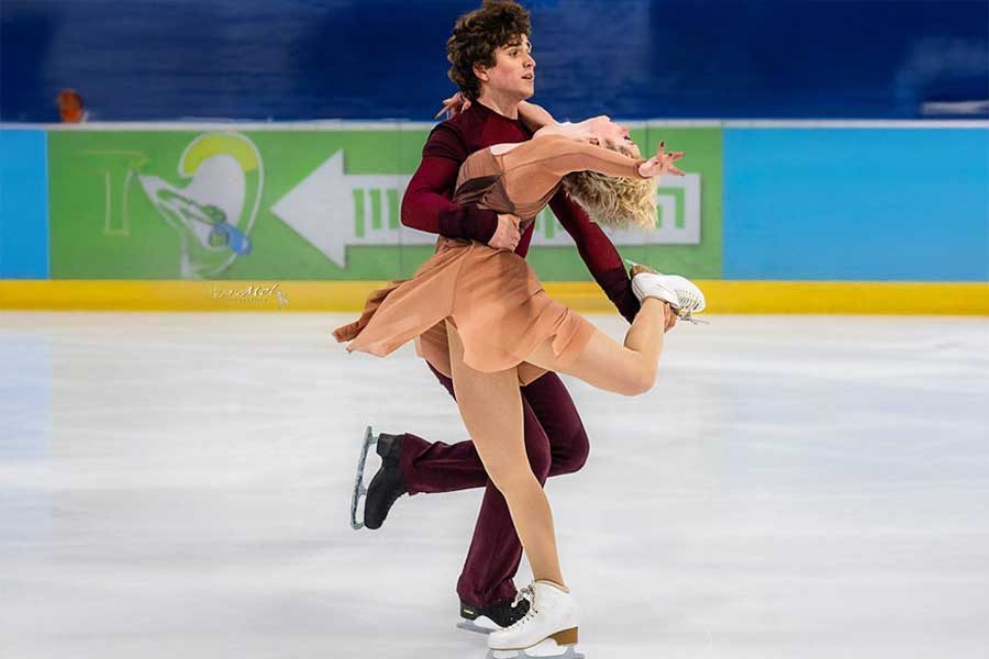 זוג מחליק על הקרח