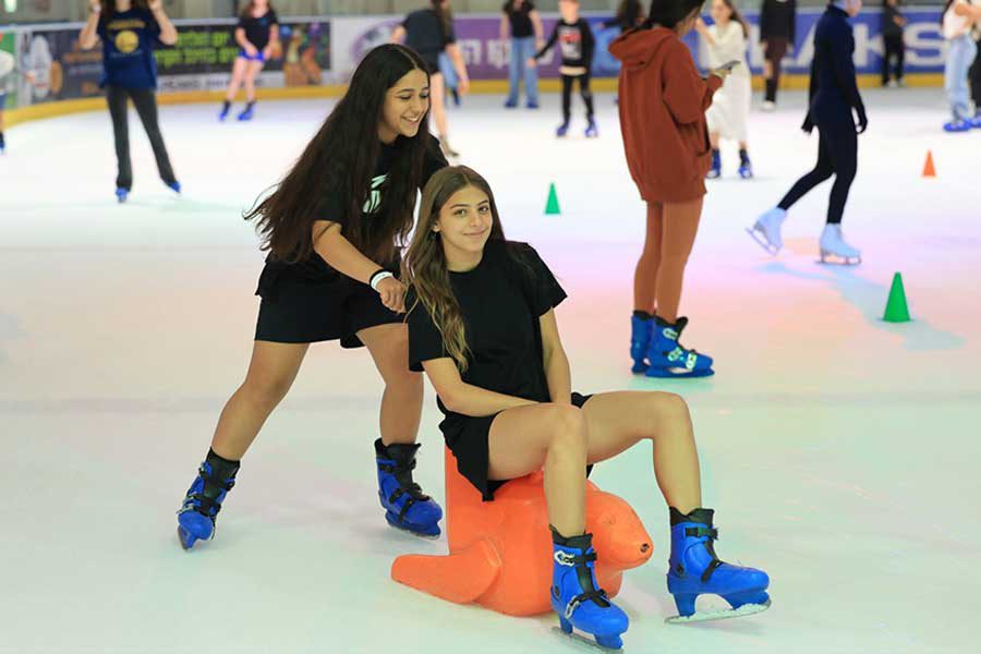 בנות מחליקות על הקרח