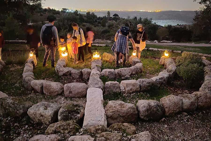 ילדים חנוכיה טבע