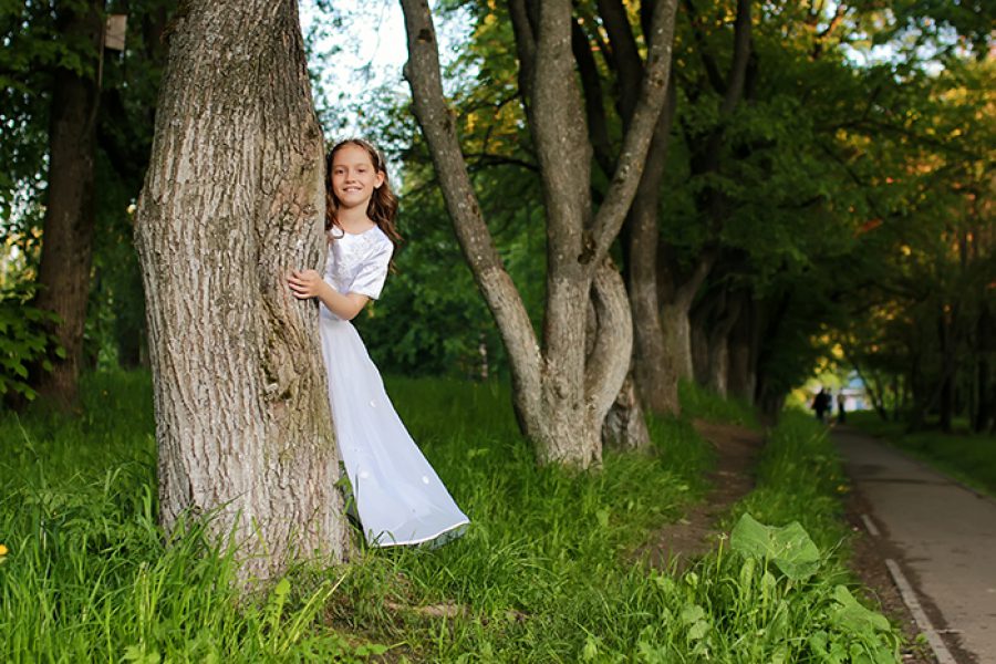 בחורה מאחורי עץ - סיפורי אגדות
