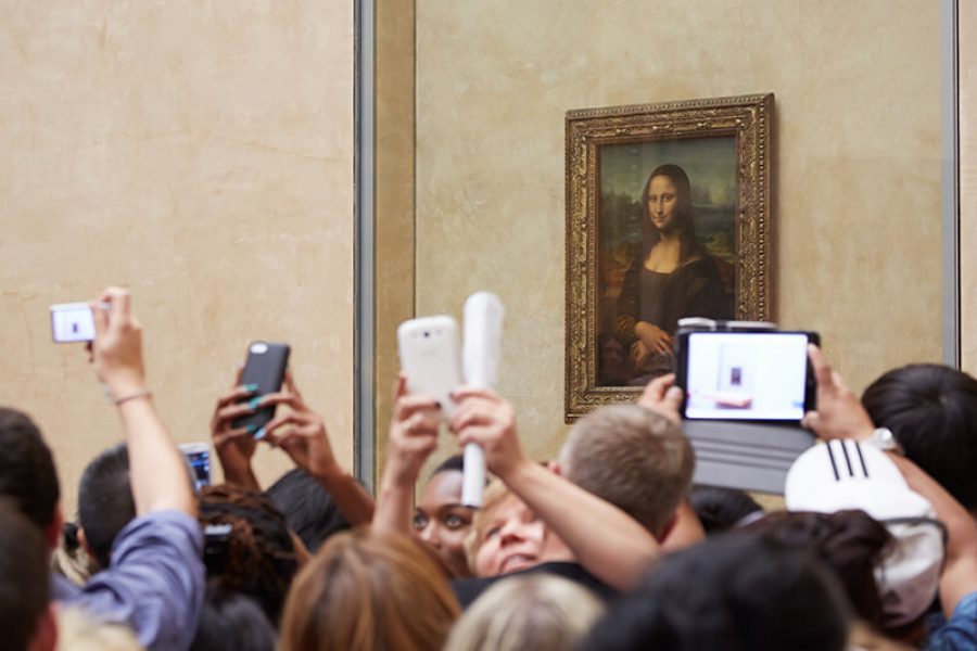 קהל מצלם את ציור המונה ליזה