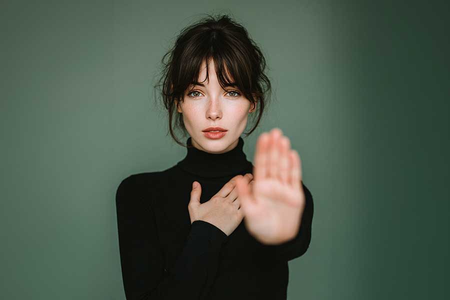 אישה מושיטה יד קדימה ואחת על החזה פרופ׳ ירון זיו