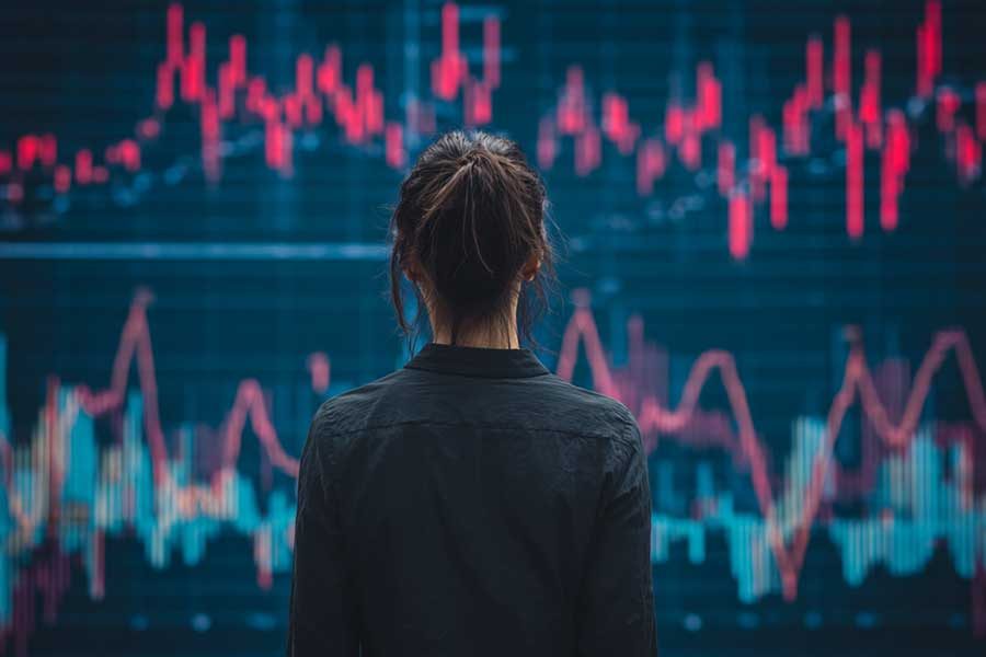 אישה מביטה על גרפים ציון זכות