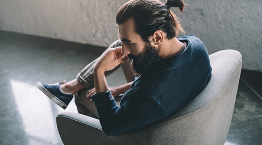 גבר יושב על כורסא