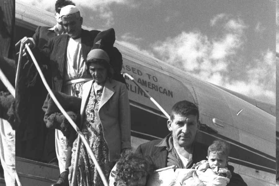 משפחת עולים מעיראק יורדים ממטוס