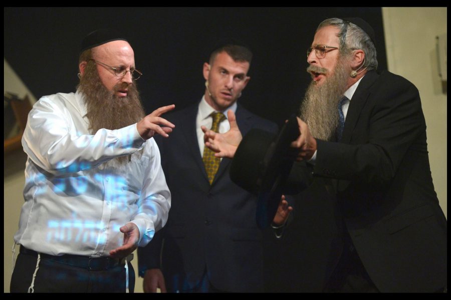 שלושה גברים דתיים משוחחים - שברי לוחות