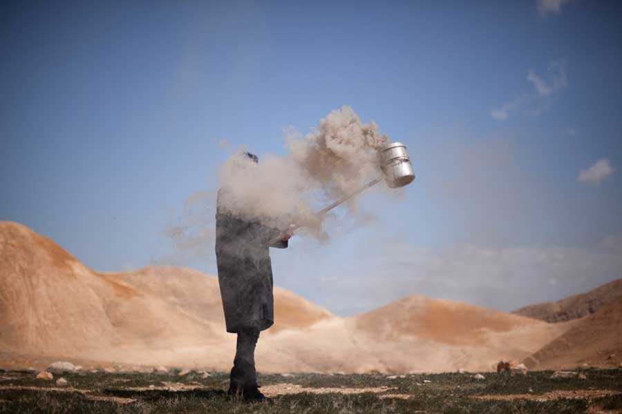 איש במדבר מפזר עשן